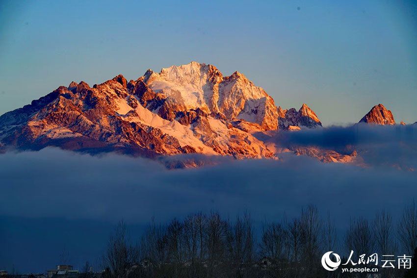 雪后的丽江玉龙雪山。和劳摄