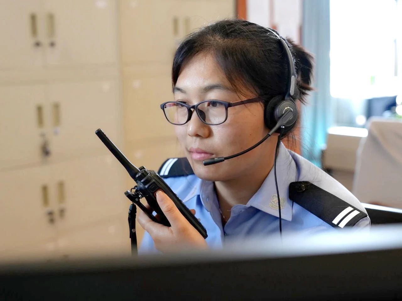 杨芳在耐心安抚报警人并详细记录情况。 云南省公安厅新闻宣传处供图