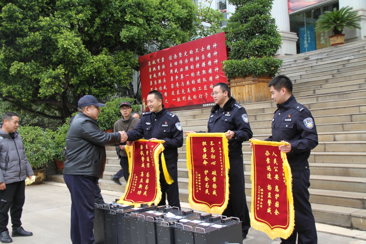 周朝阳收到群众送的锦旗。云南省公安厅新闻宣传处供图