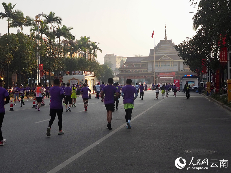 选手们奔跑在国门大道。人民网-王娴摄