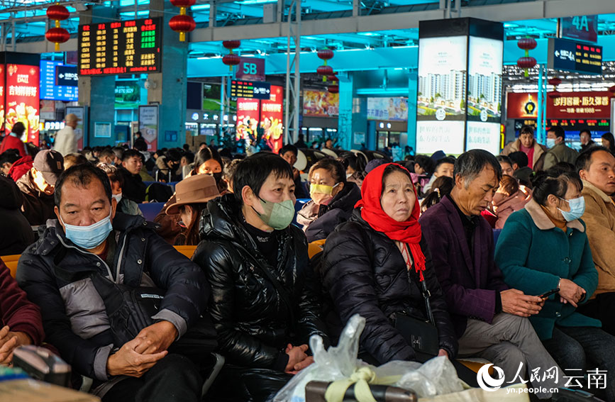 昆明火车站候车大厅内等待检票上车的旅客。人民网 曾智慧摄