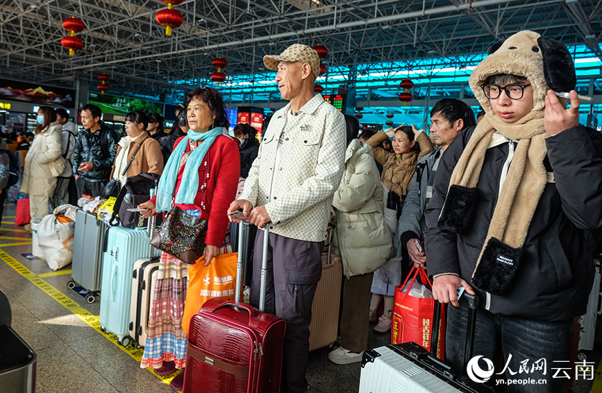 昆明火车站排队等候检票的乘客。人民网 曾智慧摄