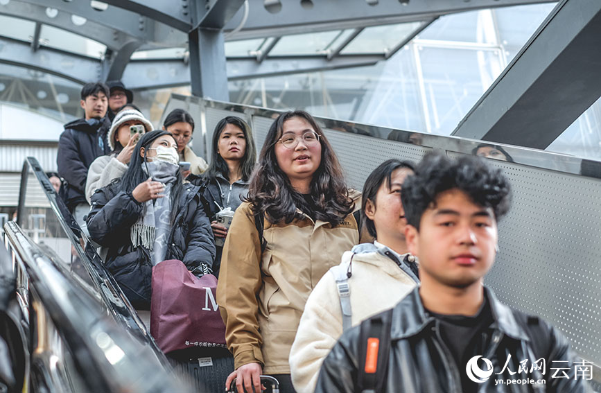 前往乘车的旅客。人民网 曾智慧摄