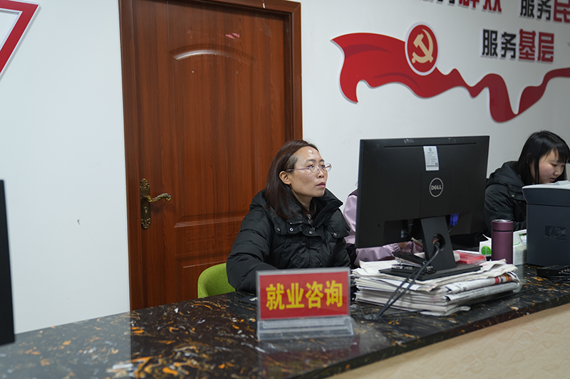 图为扎西镇龙溪社区工作人员正在收集劳动技能培训意愿