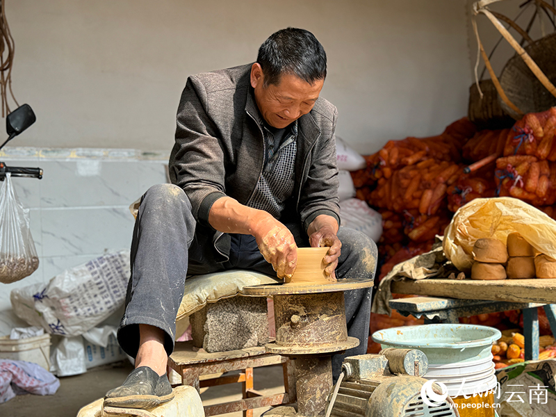 李祖和制作的土陶。李晴摄