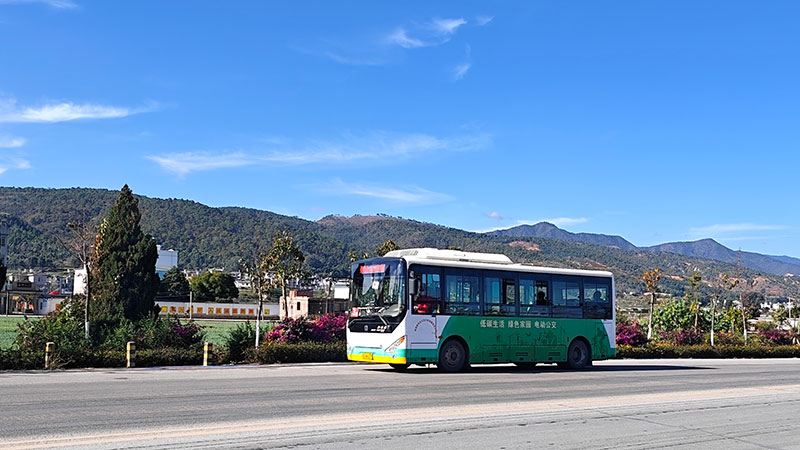 行驶在道路上的新能源公交车-杨文虹摄