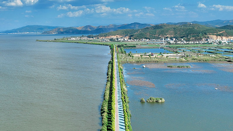 異龍湖美景。李楠攝