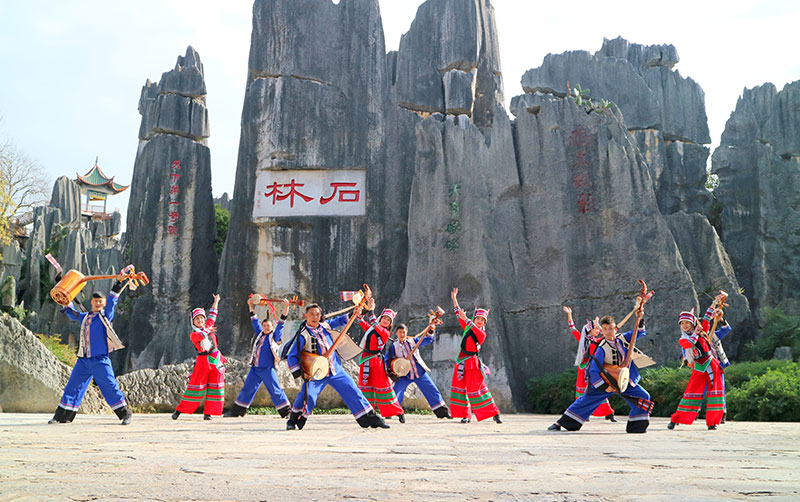 演員們身著彝族服飾為旅客表演（資料圖）。