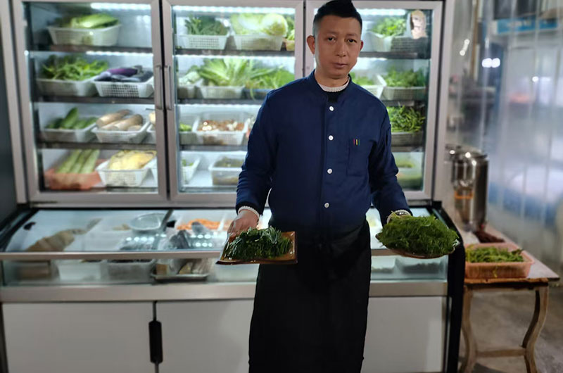 线光意准备上菜。杨芮摄