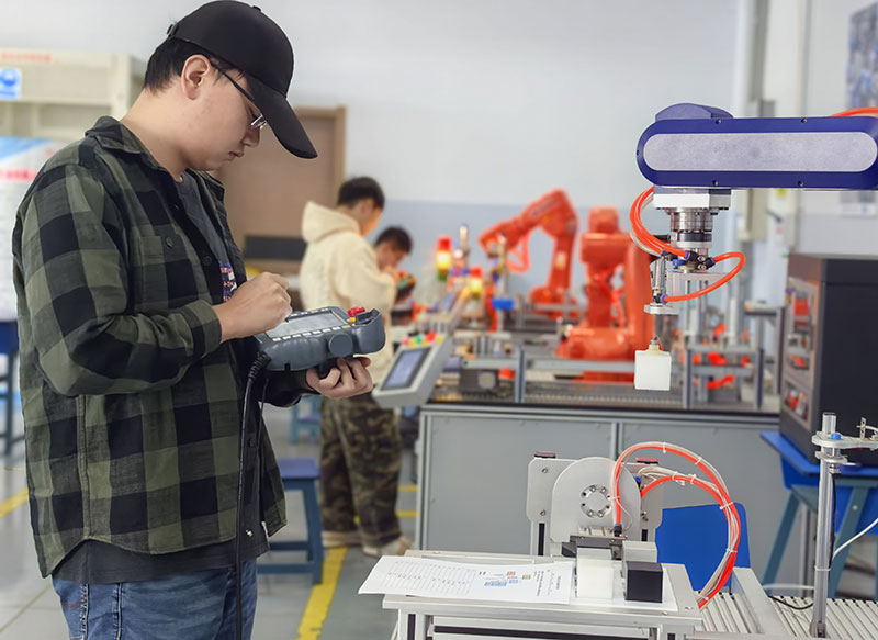 图2-员工们参加工业机器人操作与编程考试。王双丽摄