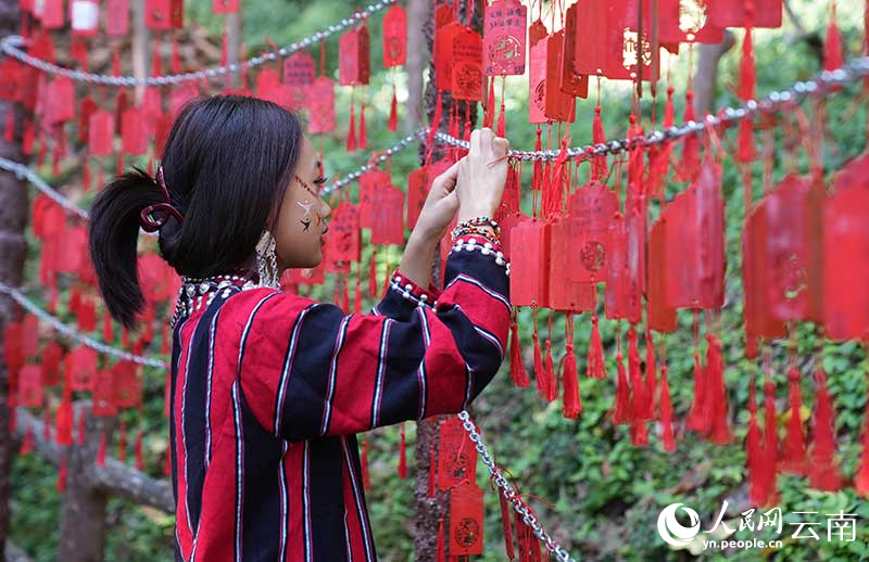 勐梭龍潭景區拴線祈福。岩三攝