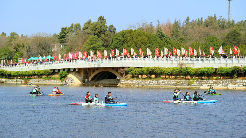 游客在石林湖上暢劃槳板.JPG