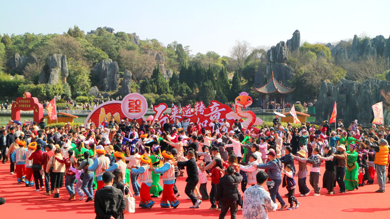 民族大聯歡活動引得游客爭相參與.JPG
