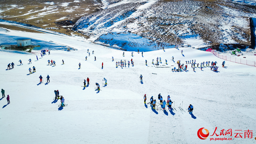 大海草山滑雪場成為冰雪運動愛好者的打卡勝地。人民網 曾智慧攝