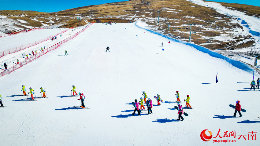 大海草山滑雪場成為冰雪運動愛好者的打卡勝地。人民網 曾智慧攝