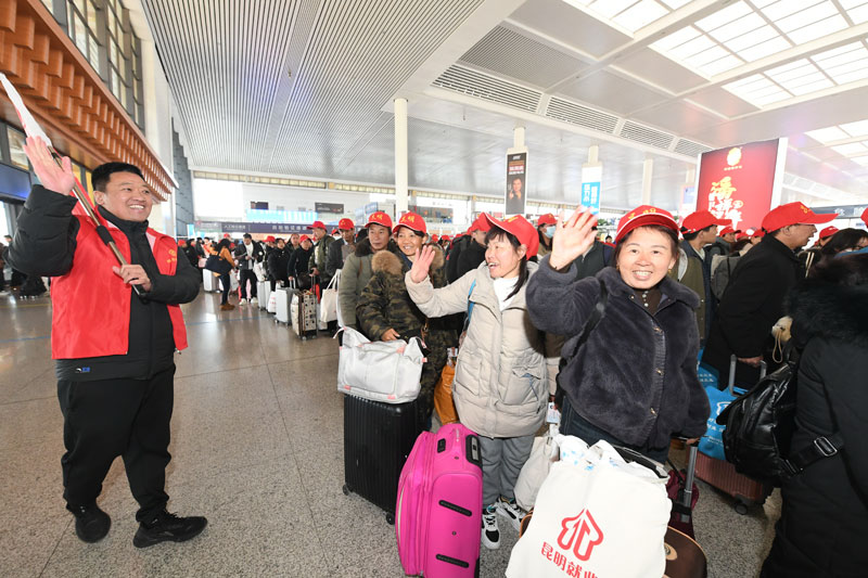 【2】500余名昆明籍務工人員乘坐“直通車”踏上返崗復工的旅途。昆明是人社局供圖.JPG