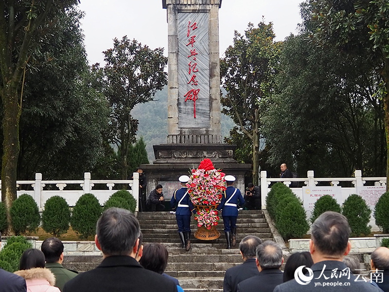 纪念“扎西会议”90周年敬献花篮仪式现场。人民网 王娴摄