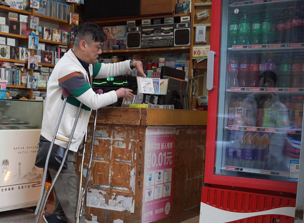 一早，徐勇便在店里忙活着。李光英摄