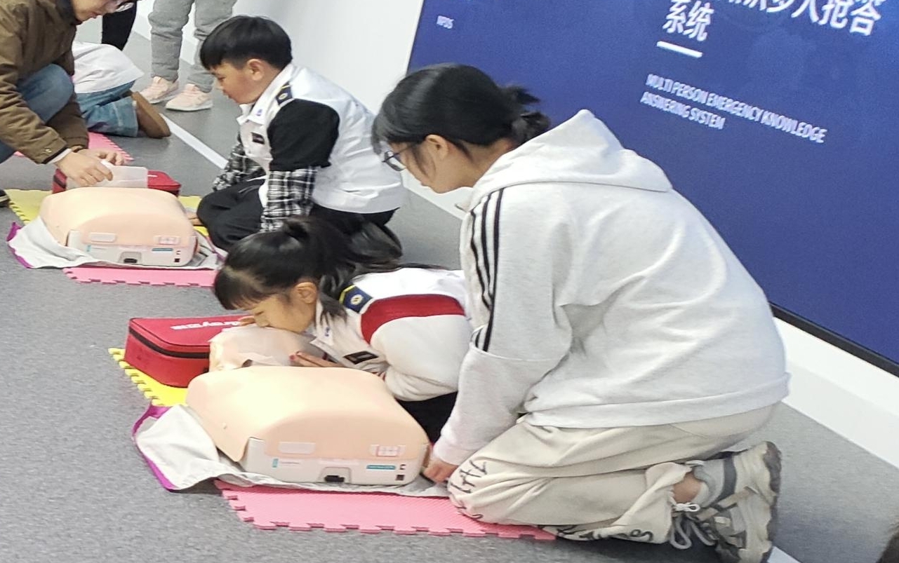 小学生学习急救知识。