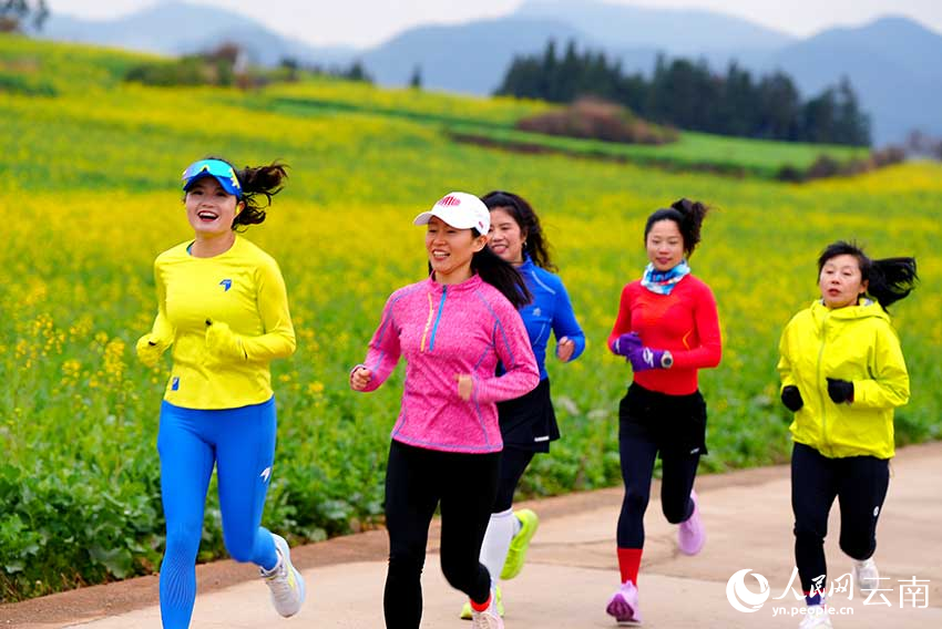参赛者正在罗平县金圭大道训练。李南南摄