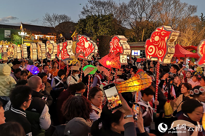 元宵節當晚，麗江市民身著民族盛裝，手提傳統手工花燈，和游客一起在古城大街小巷巡游賞燈。和儉攝