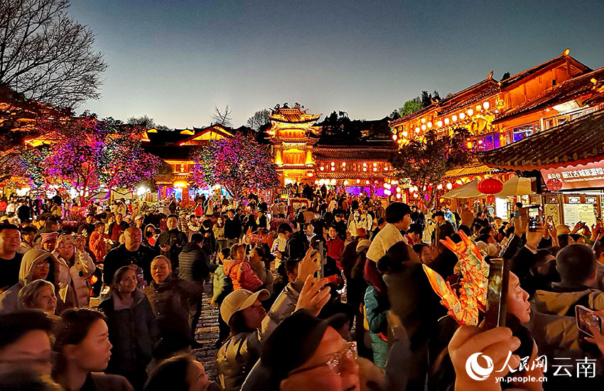 元宵節當晚，麗江市民身著民族盛裝，手提傳統手工花燈，和游客一起在古城大街小巷巡游賞燈。和儉攝