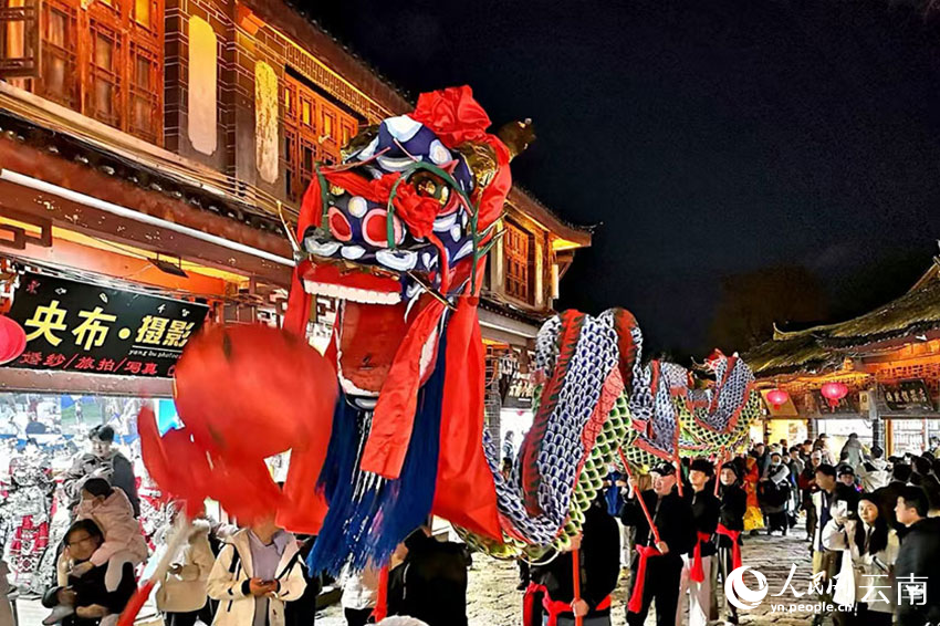 元宵節當晚，麗江市民身著民族盛裝，手提傳統手工花燈，和游客一起在古城大街小巷巡游賞燈。和儉攝