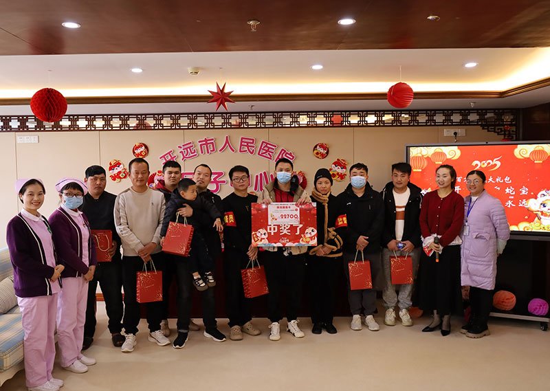 新生儿百万惠民大礼包抽奖现场。杨丹摄
