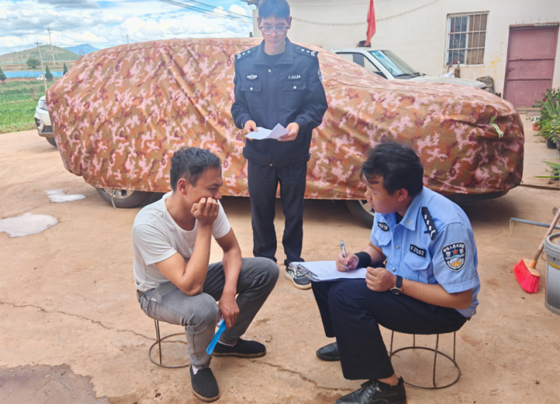 民警到驻地村民家中开展走访工作。
