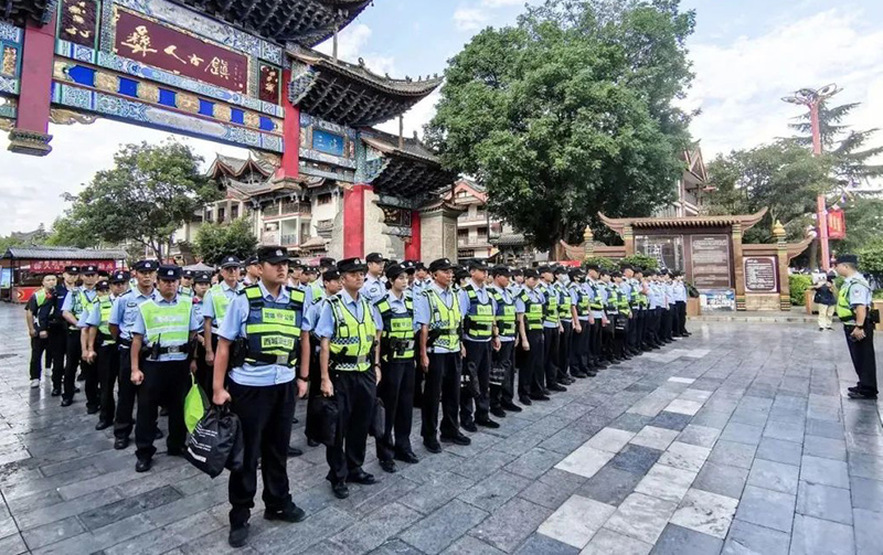公安民警在彝人古镇开展安保动员。