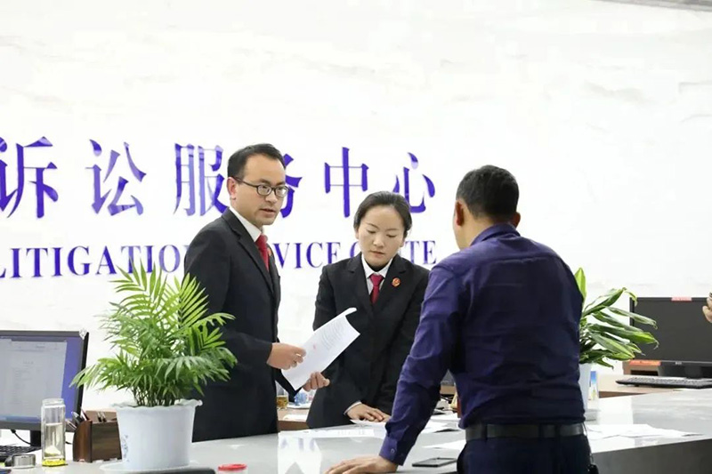 群众到诉讼服务中心咨询。