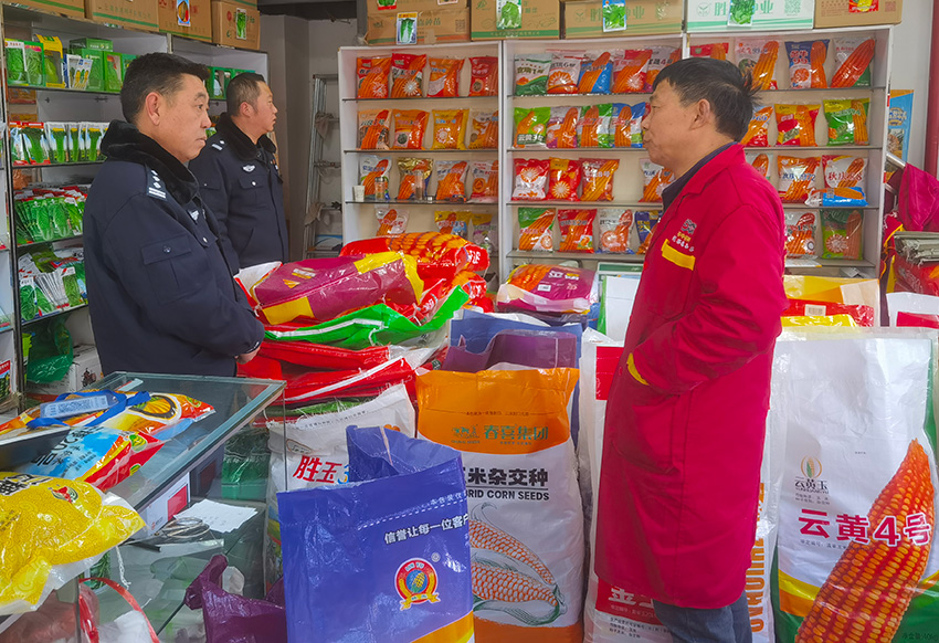 民警开展农资产品安全检查。