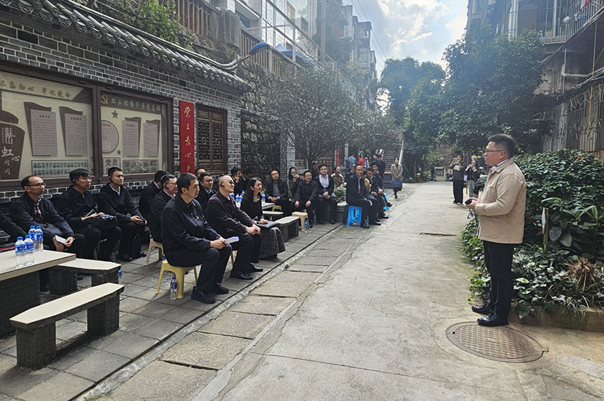 学习小组到五华区虹山中路社区开展现场教学。云南省委组织部青年理论学习小组供图