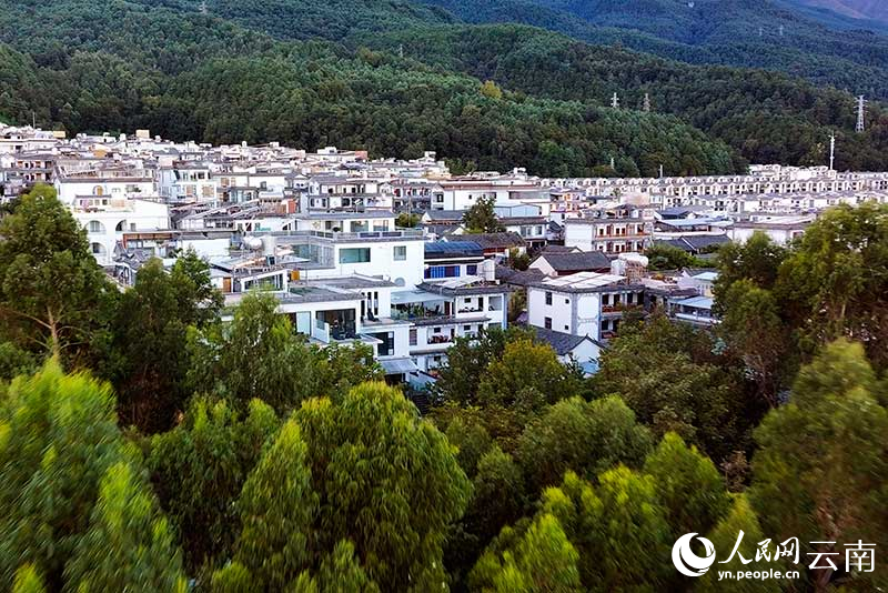 【1】大理苍山脚下的中和村，这几年成为旅居艺术家的聚集村。段玉良摄