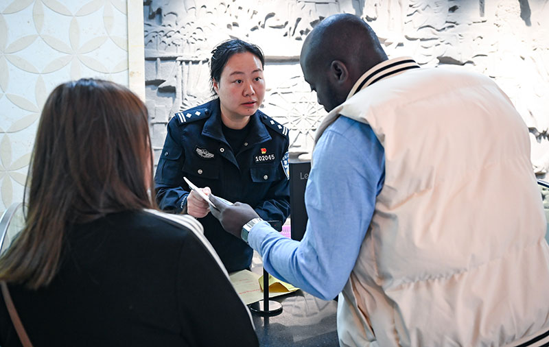 民警服务国际友人。昆明市公安局供图