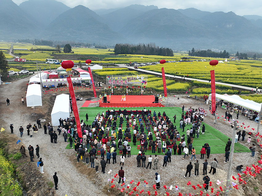 “2025年高黎貢山花海節(jié)”開(kāi)幕式吸引了大批游客--方云艷攝