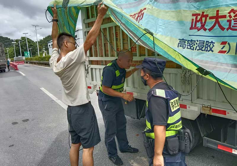 稽查员在关坪检查站检查货车。杨博远摄