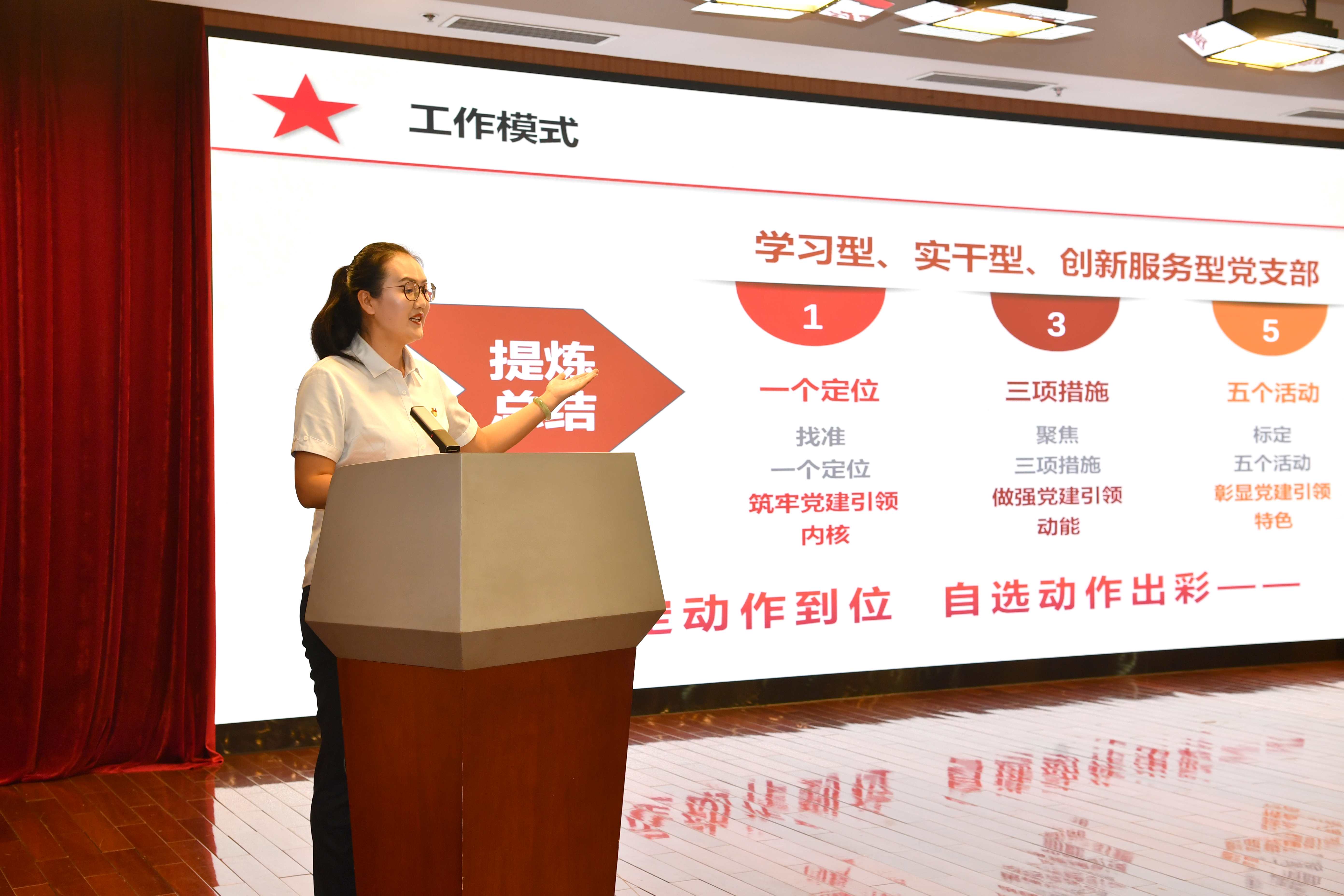 图2.在工厂“同心强党建 智创新未来”主题活动上，基层支部展示特色党建工作。王勇摄