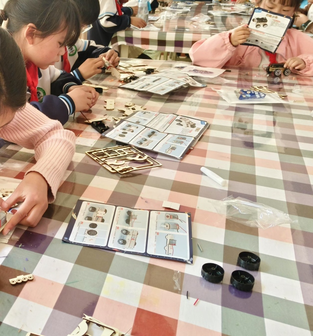 活動現場，孩子們專注制作科學小作品。