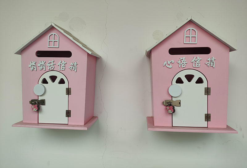 开设学生悄悄话信箱。