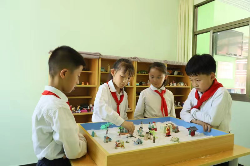 学生沙盘游戏。