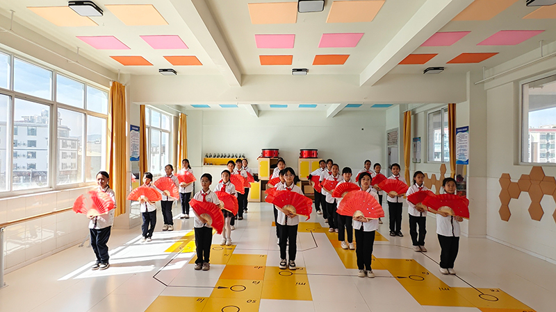 弥城镇第三完全小学学生正在做花灯操。杨文虹摄