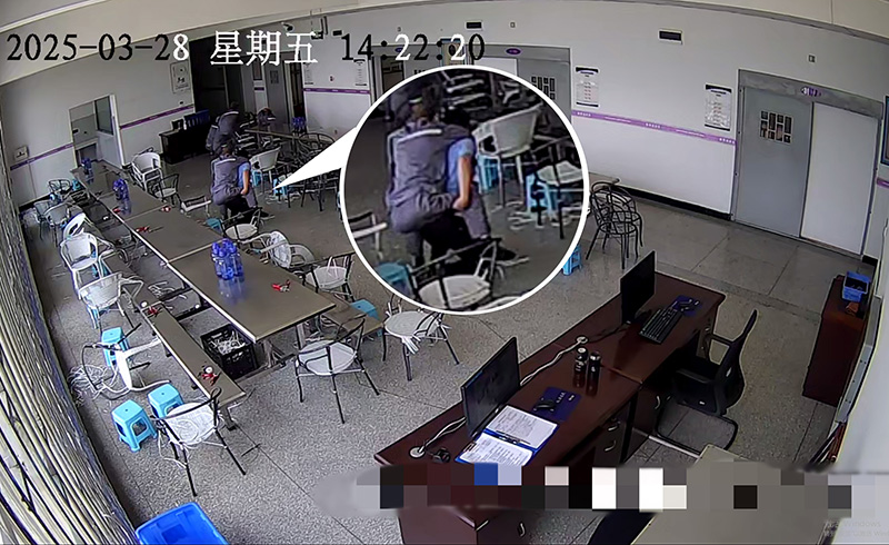 饶峻鸣背上赵某撤离。