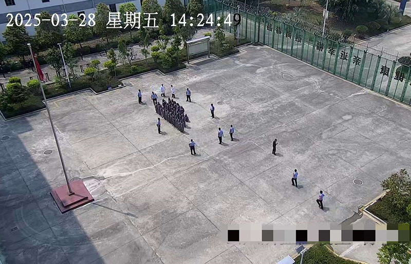 全体人员安全撤离到操场上。