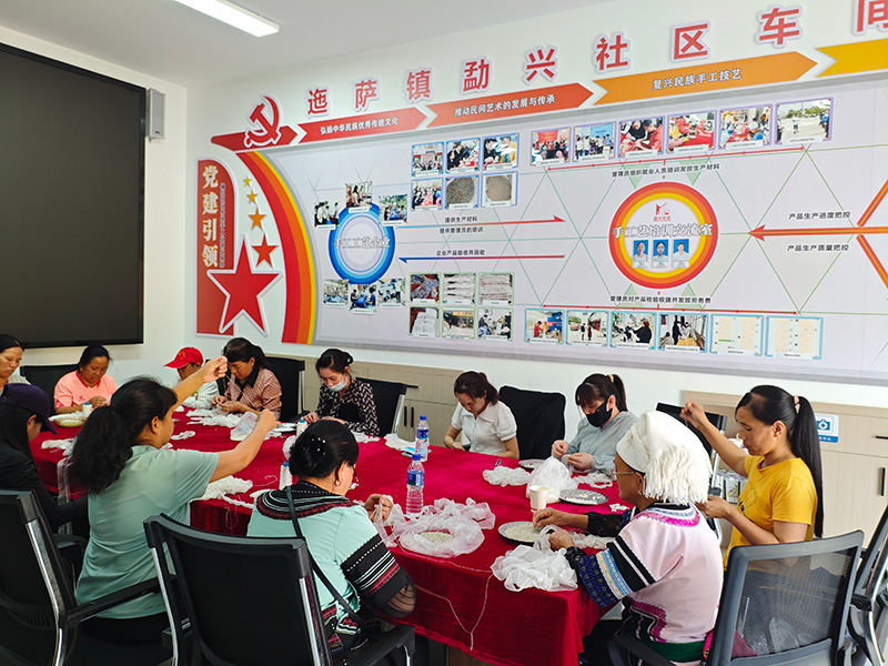 群众在迤萨镇勐兴社区车间就业（杨哈叁摄）