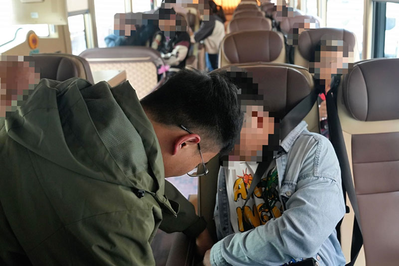 工作人员帮助受助人员系安全带。