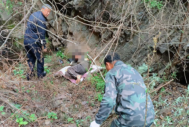 民警赶到现场进行救援。曲靖公安供图