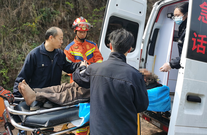 男子被送上救护车。曲靖公安供图