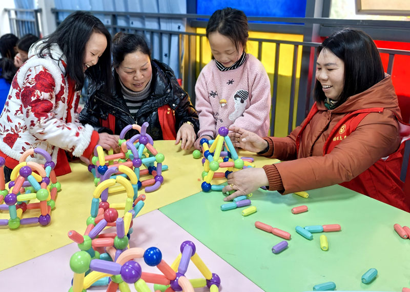 镇雄县呢噜坪易地扶贫搬迁安置点的孩子们在“爱心妈妈”和志愿者的陪伴下做手工、玩游戏，尽情享受欢乐时光。