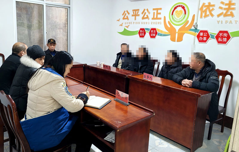 镇雄县南台街道文卫社区银发调解员开展基层矛盾调解